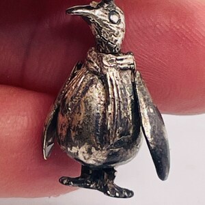 Vintage Sterling Silver Articulated Moveable Moving Penguin Pigeon Bird Anthropomorphic Scarf Pendant Charm for Bracelet Necklace zdjęcie 3