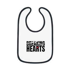 「Breaking Hearts」デザインのベビービブ、かわいいベビー服、新米パパママへのギフト、面白いベビーシャワーギフト、乳児用授乳アクセサリー