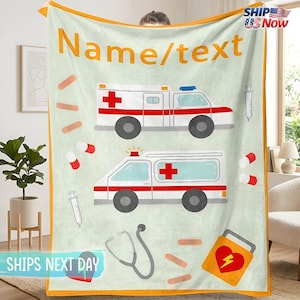 Könnte beinhalten: Eine hellgrüne Decke mit Illustrationen von zwei Krankenwagen, medizinischen Materialien und dem Text "Name/text" in Orange. Die Krankenwagen sind weiß mit roten Kreuzen. Weitere Illustrationen sind Pillen, Pflaster, ein Stethoskop und ein Defibrillator.