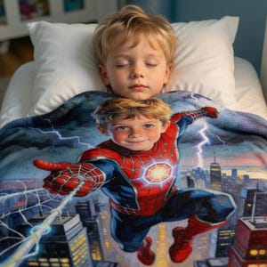 Pode incluir: Uma crian&ccedil;a pequena dormindo na cama, coberta por um cobertor azul com uma ilustra&ccedil;&atilde;o vibrante do Homem-Aranha. O cobertor mostra o Homem-Aranha em seu ic&ocirc;nico traje vermelho e azul, com uma paisagem urbana e raios ao fundo.