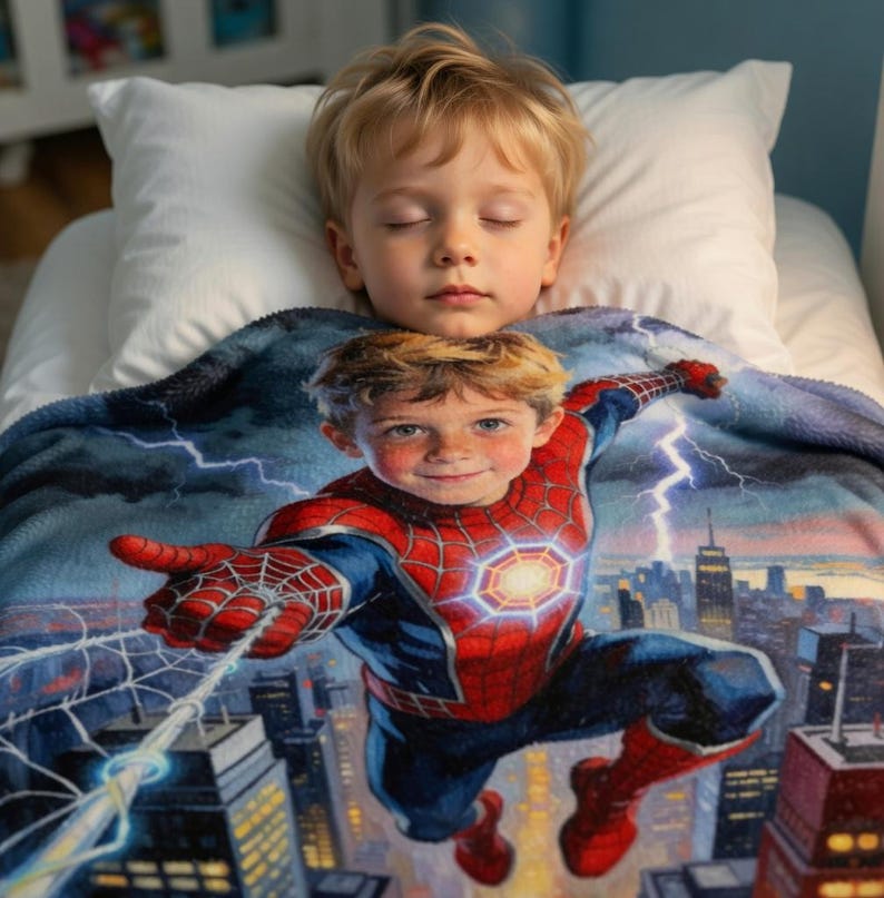 Pode incluir: Uma crian&ccedil;a pequena dormindo na cama, coberta por um cobertor azul com uma ilustra&ccedil;&atilde;o vibrante do Homem-Aranha. O cobertor mostra o Homem-Aranha em seu ic&ocirc;nico traje vermelho e azul, com uma paisagem urbana e raios ao fundo.