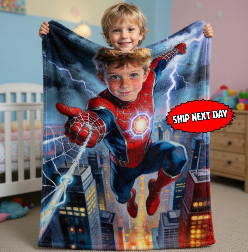 Pode incluir: Um cobertor azul, vermelho e branco com tema Homem-Aranha com uma crian&ccedil;a vestida como o super-her&oacute;i. O cobertor tem um fundo de paisagem urbana com raios. As palavras "SHIP NEXT DAY" est&atilde;o em um oval vermelho.