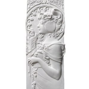 Puede incluir: Escultura en relieve blanca de una mujer de perfil, sosteniendo una pluma y una rama frondosa. La mujer tiene el pelo largo y suelto y lleva una prenda drapeada. La obra de arte está enmarcada por un borde decorativo con elementos florales y circulares.