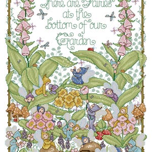 Può includere: Motivo a punto croce raffigurante un giardino fatato con fiori, funghi e fate. Il testo "There are Fairies at the bottom of our Garden" è ricamato in verde. La tavolozza dei colori comprende rosa, verde, giallo e blu.