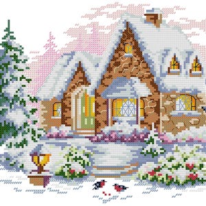 Puede incluir: Patrón de punto de cruz de una cabaña cubierta de nieve con fachada de piedra, puerta verde y varias ventanas. El tejado está cubierto de nieve, y a la izquierda hay un abeto cubierto de nieve. Una farola y dos pájaros en primer plano.