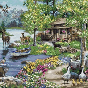 Könnte beinhalten: Eine detaillierte Kreuzstichlandschaft zeigt eine ruhige Seeuferlandschaft. Hirsche stehen im Wasser in der Nähe eines kleinen Bootes, während Enten und Gänse den Vordergrund bevölkern. Eine Hütte liegt eingebettet zwischen Bäumen, mit Bergen im Hintergrund. Bunte Blumen und Vögel tragen zur idyllischen Umgebung bei.