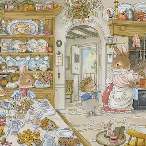 Könnte beinhalten: Detaillierte Illustration einer Küchenszene mit Hasen und einem Igel. Die Küche verfügt über einen Holzschrank mit Geschirr, einen Tisch für das Frühstück und einen Hasen, der am Herd kocht. Die Farbpalette ist weich und einladend.