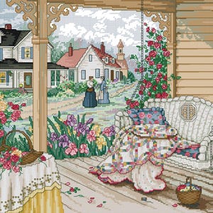 Könnte beinhalten: Ein Kreuzstichbild einer Verandaszene. Eine weiße Korbschaukel mit Blumendekoration hängt an der Veranda. Ein Tisch mit einem Blumenarrangement und einem Hut befindet sich auf der Veranda. Zwei Frauen sind im Hintergrund.