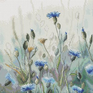 Può includere: Un disegno a punto croce raffigurante un campo di fiordalisi blu e altri fiori selvatici. I fiori sono in varie fasi di fioritura, con alcuni boccioli e capolini. Lo sfondo è di un colore bianco sporco morbido e strutturato.