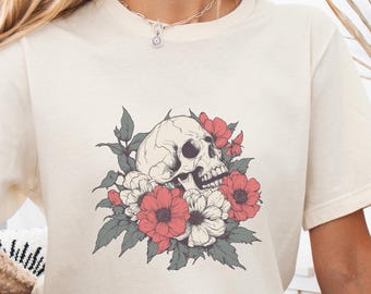 Camiseta Boho Floral com Caveira: Camiseta com Estampa Gráfica de Arte de Tatuagem Vintage