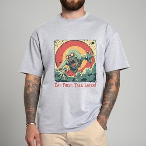 Retro Cartoon Zombie Tee: Essen Sie zuerst sprechen später, Unisex Baumwoll-Shirt
