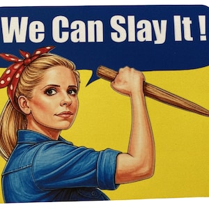 Peut inclure: Un tapis de souris carré et jaune avec un graphisme d'une femme en chemise en jean et foulard à pois rouges, tenant un pieu en bois. Le texte "We Can Slay It!" est au-dessus de la tête de la femme en lettres blanches.