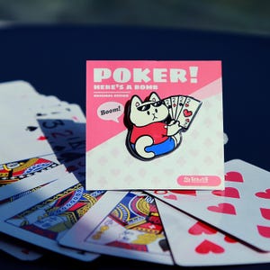 Pin de esmalte de gato de pôquer – Gato legal segurando cartas – Pin de animal de jogo de cartas engraçado para presente de amante de gatos