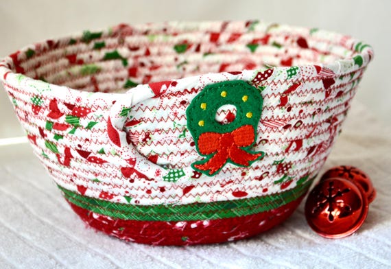 Christmas Wreath Bowl, Handmade Decorative Entry Basket, Holiday Gift Basket, Festive Napkin Holder, Christmas Wreath Candy Basket