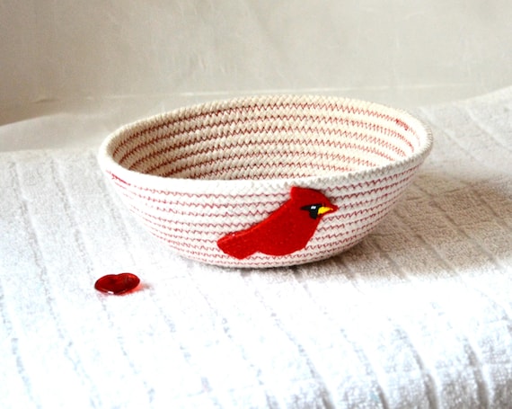 Red Cardinal Candy Bowl, Clothesline Key Bin, Christmas Gift Basket, 1 Handmade Quilted Basket, Holiday Trinket Holder, Red Bird Ring Tray