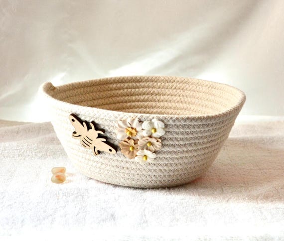 Summer Picnic Basket, Minimalist Coiled Rope Bowl, Honey Bee Candy Basket, Handmade Bread Basket, Outdoor Gift Basket, Beach Cottage Bowl