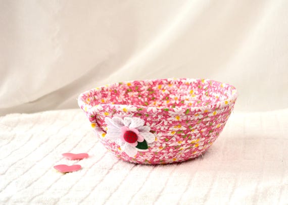 Summer Picnic Basket, Shabby Chic Basket, Handmade Daisy Bowl, Floral Key Holder, Pink Ring Dish, Cottage Gift Basket, Gift for her Mom