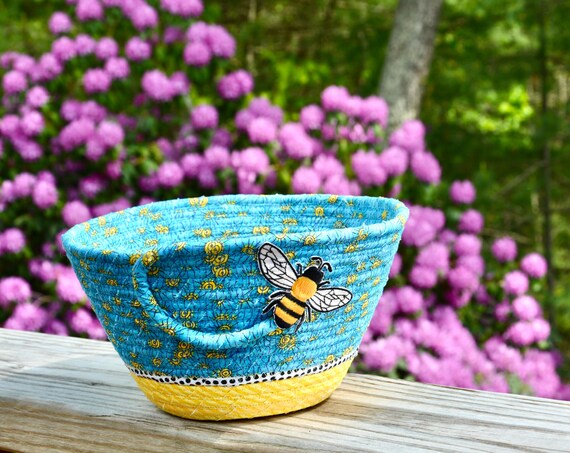 Summer Picnic Basket, Whimsical Outdoor Patio Bowl, Handmade Quilted Fabric Basket, Blue Porch Napkin Holder, Gift for Bee Keeper Gardener