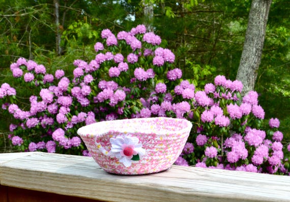 Summer Picnic Basket, Shabby Chic Basket, Handmade Daisy Bowl, Floral Key Holder, Pink Ring Dish, Cottage Gift Basket, Gift for her Mom