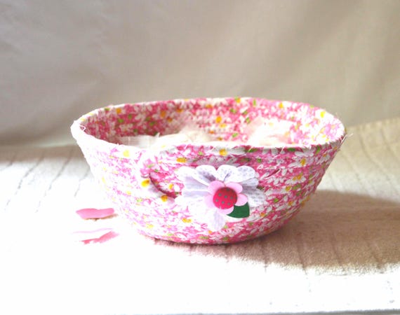 Summer Picnic Basket, Shabby Chic Basket, Handmade Daisy Bowl, Floral Key Holder, Pink Ring Dish, Cottage Gift Basket, Gift for her Mom