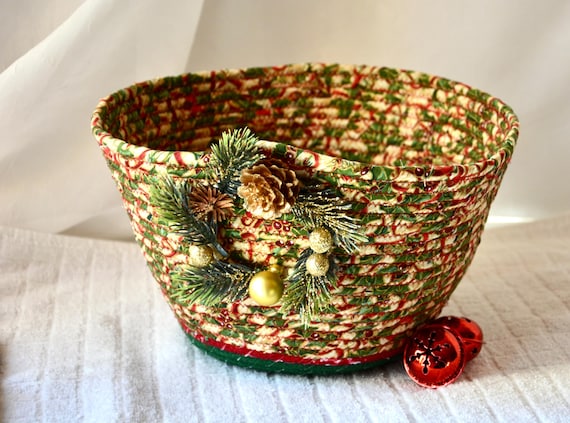 Christmas Wreath Basket, 1 Handmade Holiday Wreath Bowl, Holly Berry Basket, Napkin Holder, Christmas Candy Cane Bowl, Holiday Gift Basket