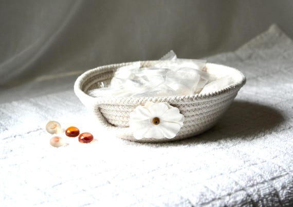 Cute Rope Bowl, 1 Handmade Clothesline Basket, Small Key Holder Basket, Cottage Chic Candy Dish, Farmhouse Rustic Ring Dish, Minimalist Bowl