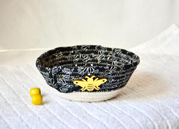 Summer Picnic Basket, Bumble Bee Bowl, Fruit Bowl, Handmade Quilted Fabric Basket, Cute Honey Bee Gift Basket, Gift for Beekeeper