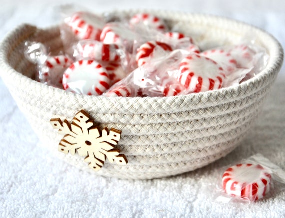 Snowflake Candy Dish, Minimalist Potpourri Bowl, Winter Gift Basket, Handmade Key Basket or Country Cottage Rope Bowl