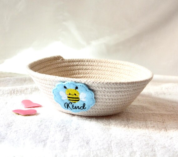 Summer Bee Basket, Minimalist Coiled Rope Bowl, Honey Bee Candy Basket, Handmade Quilted Basket, Mother Birthday Gift, Outdoor Patio Bowl
