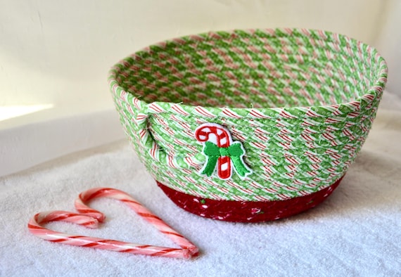 Christmas Candy Cane Bowl, 1 Handmade Decorative Christmas Gift Basket, Holiday Fabric Napkin Holder, Bread Basket, Quilted Fruit Bowl