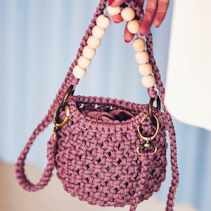 Gift Your Bridesmaids with a Trendy Crochet Crossbody Bag: Boho Charm