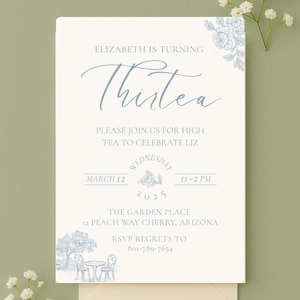 Puede incluir: Tarjeta de invitación crema con detalles florales azules. El texto dice "Elizabeth cumple trece" e invita a una fiesta de té. La tarjeta incluye la fecha, la hora y el lugar del evento.