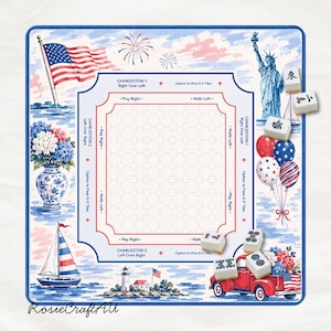 Puede incluir: Un tapete de juego de Mahjong cuadrado con tem&aacute;tica patri&oacute;tica que incluye una bandera estadounidense, la Estatua de la Libertad, un velero, un faro y un cami&oacute;n rojo. El centro incluye una cuadr&iacute;cula con instrucciones para Charleston.