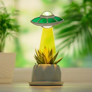 Lampa biurkowa z doniczką na sukulenty w kształcie porwania przez UFO – wyjątkowa dekoracja nocna w stylu science fiction, prezent dla entuzjasty kosmitów ze sztucznego witrażu