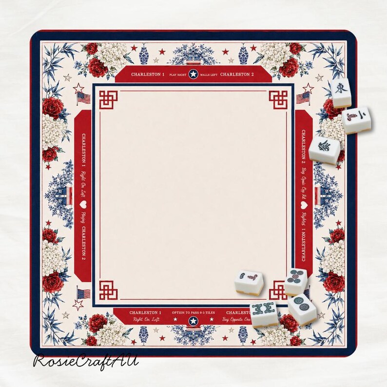 Puede incluir: Un tapete de Mahjong cuadrado con un centro color crema, un borde rojo y azul con patrones florales y texto que incluye Charleston 1 y Charleston 2. Varias fichas de Mahjong blancas con s&iacute;mbolos negros est&aacute;n dispersas en los bordes.