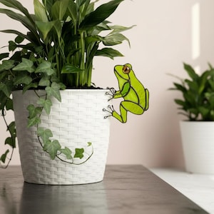 Puede incluir: Un letrero de madera rústico con el texto "Welcome to our home" en un estilo manuscrito. El letrero es rectangular, con un acabado envejecido y un diseño sencillo y acogedor.