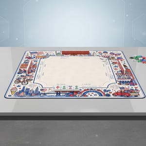 Puede incluir: Una alfombrilla de juego rectangular con tem&aacute;tica patri&oacute;tica que incluye ilustraciones de la Estatua de la Libertad, horizontes urbanos, banderas estadounidenses y fuegos artificiales. Incluye fichas, etiquetas de texto y un centro crema.