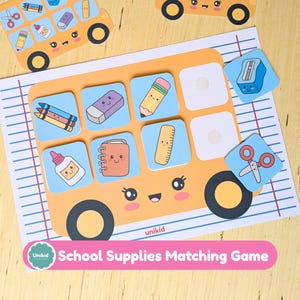 Op de afbeelding: Een schoolspullen-matchingspel met een gele busillustratie op een achtergrond van gelinieerd papier. Het spel bevat vierkante tegels met schattige cartoonpictogrammen van een potlood, gum, lijm, notitieboek, liniaal, schaar en puntenslijper van Unikid.