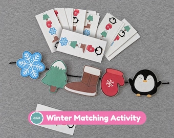 Puede incluir: Un juego de asociación de invierno que incluye un cordón negro con cinco figuras: un copo de nieve azul, un árbol verde, una bota marrón, un guante rojo y un pingüino. Incluye tarjetas blancas con secuencias y el texto Winter Matching Activity.