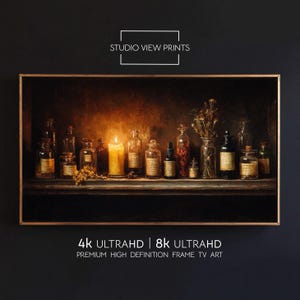 Op de afbeelding: Een ingelijste print met een plank met diverse apothekersflessen en een brandende kaars. De flessen zijn van verschillende maten en vormen, met etiketten. De print bevat de tekst "STUDIO VIEW PRINTS" en "4K ULTRAHD | 8K ULTRAHD".