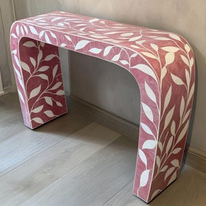 Handgemaakte consoletafel met inlegwerk van been | Gebogen entreetafel met kameelbeeninleg | Met been ingelegde banktafel | Bureau met beeninleg | Bureau met beeninleg