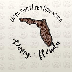 Puede incluir: Gráfico con el contorno de Florida en un estampado de leopardo. Las palabras "three two three four seven" están arriba y "Berry, Florida" abajo en escritura cursiva. El fondo tiene un diseño floral repetido.