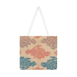 Puede incluir: Bolso tote con un patrón repetido de formas estilizadas en forma de nube en tonos de rojo, azul y marrón sobre un fondo beige. El bolso tiene correas blancas.