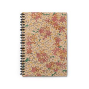 以下が含まれることがあります： 花柄のスパイラルノート。表紙はベージュの背景に、小さな白い花と赤、オレンジ、緑の色合いの大きな葉が繰り返されるパターンです。スパイラルバインディングは黒です。