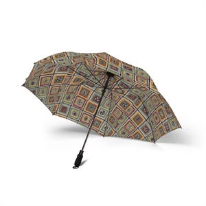 Peut inclure: Un parapluie ouvert avec un motif géométrique coloré. Le motif présente des carrés verts, rouges, jaunes et bleus. Le parapluie a une poignée et une armature noires, sur fond blanc.