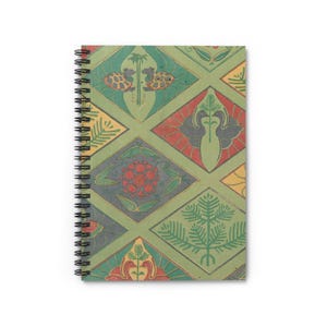 以下が含まれることがあります： 緑色の表紙に、繰り返しのひし形模様が施されたスパイラル綴じノート。模様には、赤、黄、青の花柄と幾何学模様が含まれています。ノートのスパイラル綴じは黒色です。