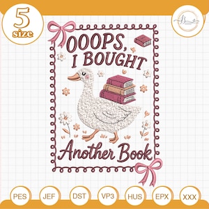Peut inclure: Motif brodé avec une oie blanche portant une pile de livres, avec le texte "Oops, I Bought Another Book". Le design comprend des nœuds roses et des accents floraux, idéal pour les amateurs de livres.