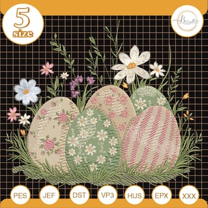 Może przedstawiać: Haftowany wzór przedstawiający pięć pisanek z kwiatowymi wzorami i trawiastą podstawą, otoczonych kwiatami i liśćmi. Projekt jest osadzony na czarnym tle w kratkę. Obraz zawiera tekst "5 size".