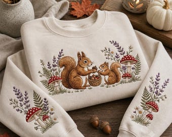 Sweatshirt mit Eichhörnchen-Pilz-Stickerei, Rundhalsausschnitt im Wald-Look, Herbst-Shirt im Cottagecore-Stil, Geschenk für Eichhörnchen-Fans