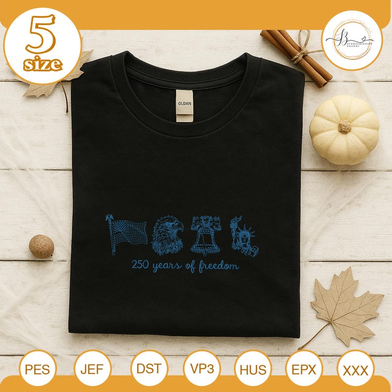 Może przedstawiać: Czarny t-shirt z okrągłym dekoltem z niebieskim nadrukiem graficznym przedstawiającym amerykańską flagę, orła, Dzwon Wolności i Statuę Wolności. Pod grafiką znajduje się napis "250 years of freedom".